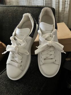 Woman’s Tennis Shoes