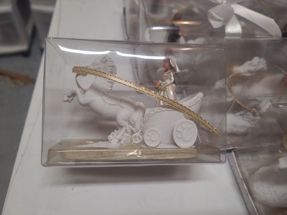 Bride and groom on a carriage favors with the royal look.