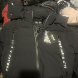 Black Large Trapstar Puffer Jacket(SEND OFFERS)