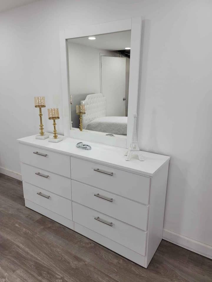 Dresser With Mirror // Cómoda Con Espejo