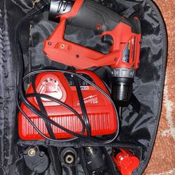 Milwaukee M12 3/8 Drill Driver Kit 