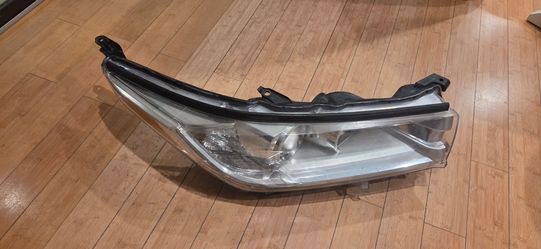 2017-2019 toyota highlander right passenger headlight halogen oem