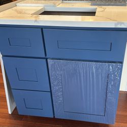 Blue Shaker Vanity Cabinet With Quartz Ct