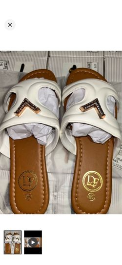 DE&E white quilted slide sandals featuring a rose gold V