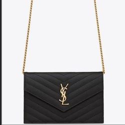 SANDRE ENVELOPE CHAIN WALLET IN GRAIN DE COLOUR