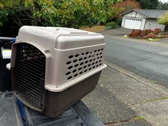 Medium Dog Kennel Crate Carrier Airline Approved like New 32” L by 22 “ W by 23”