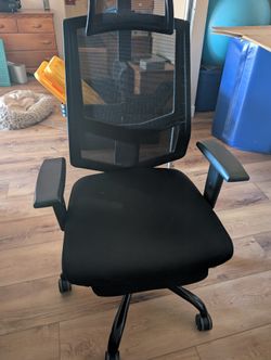 Ergonomic desk chair with built in footrest