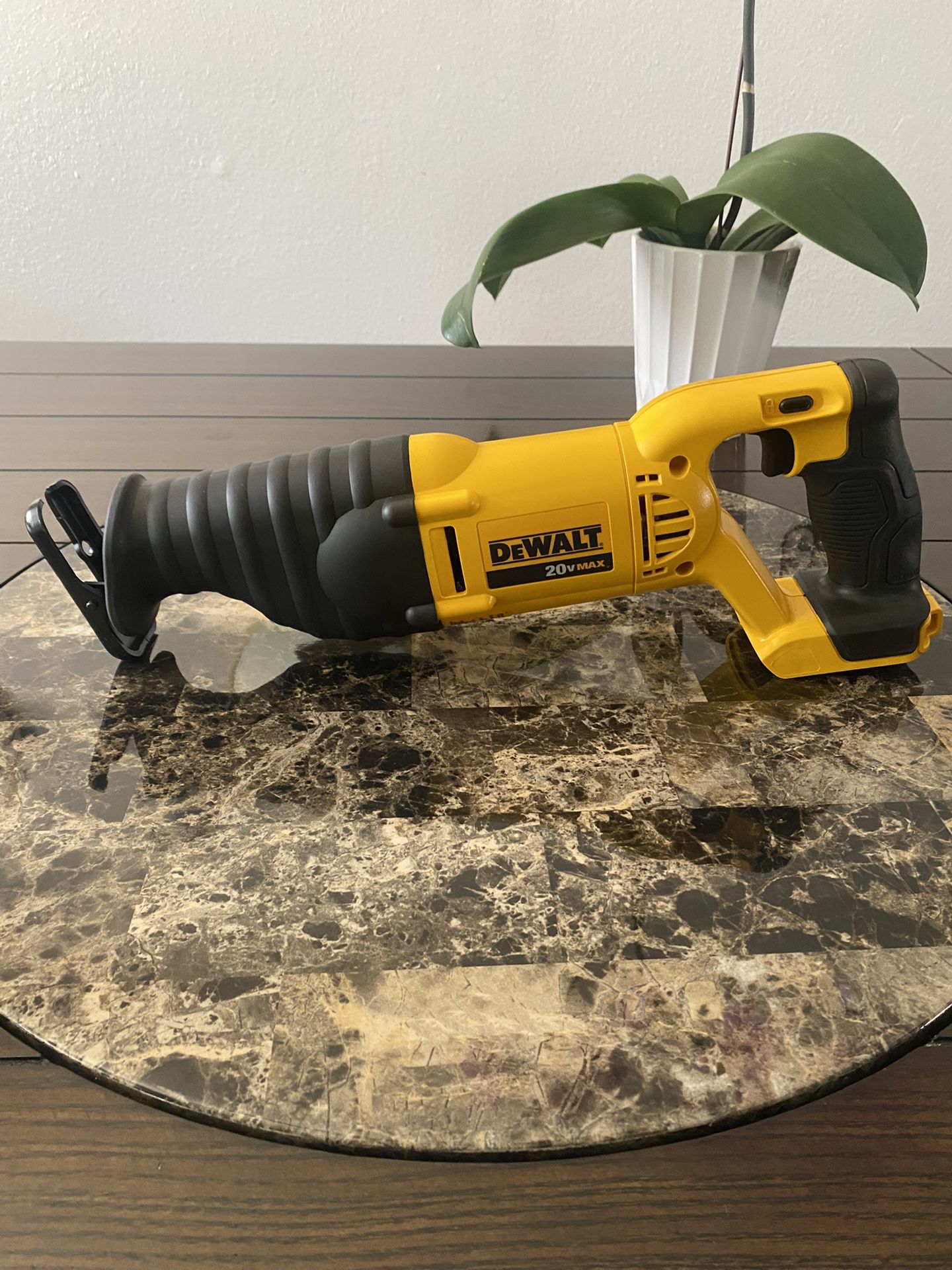 DeWalt Saw (Cordless)