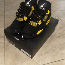 Jordan 4  Thunder 2023