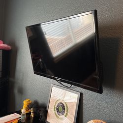 Hisense TV $50! 30”