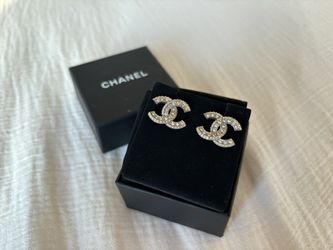 Authentic CHANEL GOLD GOLD CRYSTAL EARRING (100% authentic)