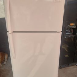 Frigidaire Apartment Size Refrigerator 