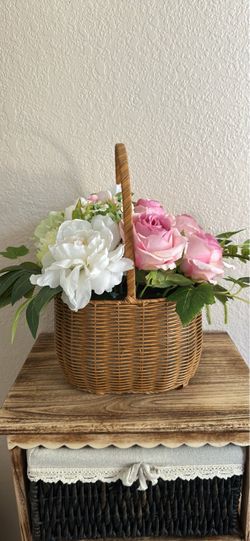 New with tags floral basket arrangement indoor/outdoor