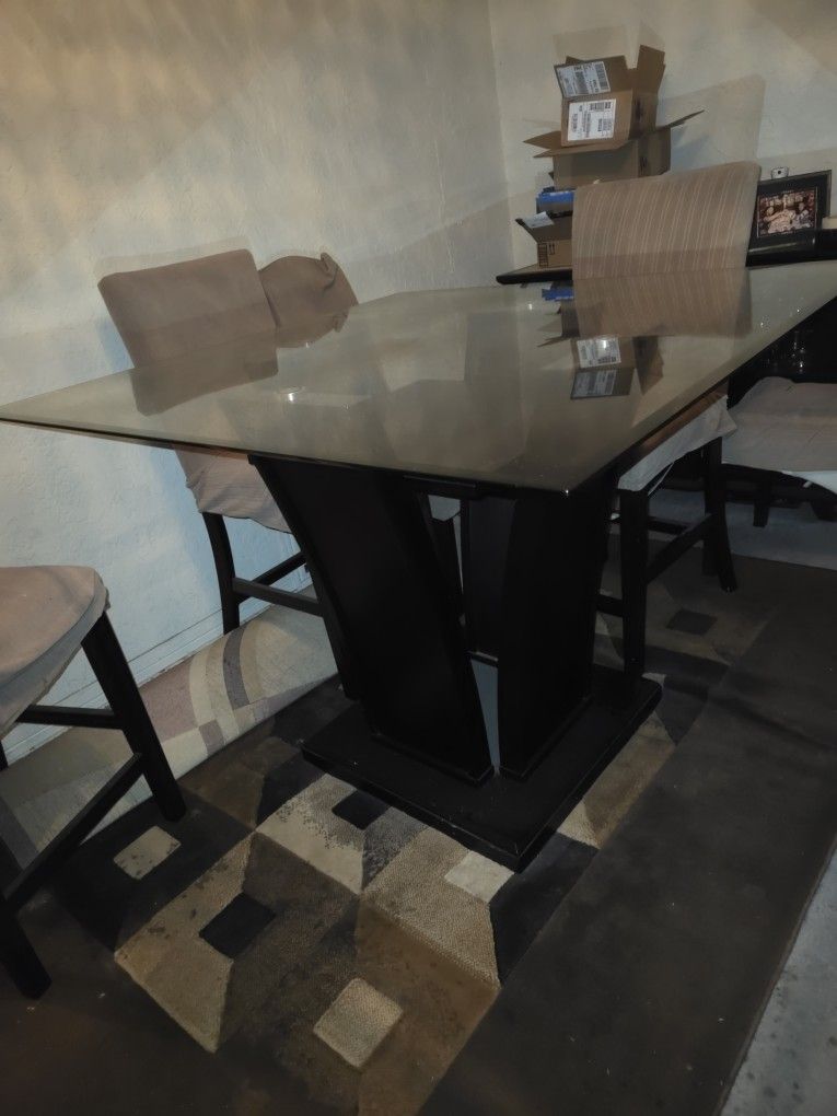 Dinning Table With 4 Chairs $150