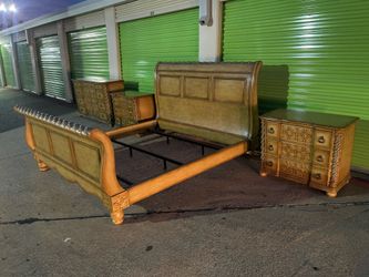 Free Delivery - Beautiful King Size Bedroom Set