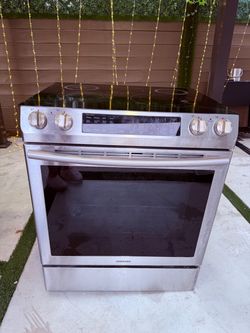 Samsung Electric Range – Like New