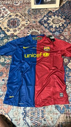 This Nike FC Barcelona 2008/09 home jersey features the iconic blue and red half-and-half design worn during their historic treble-winning season.