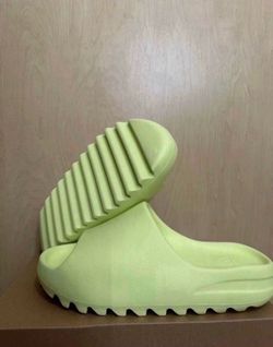 Yeezy Slide Glow Green HQ6447 Size 9 Brand New