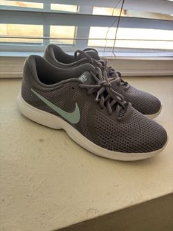 Like new women Nike shoes size 8
