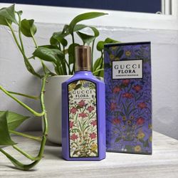 Perfumes / Colognes 