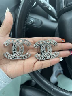 CHANEL Pearls CC Chains Pin Brooch NEW! for Sale in Scottsdale, AZ - OfferUp