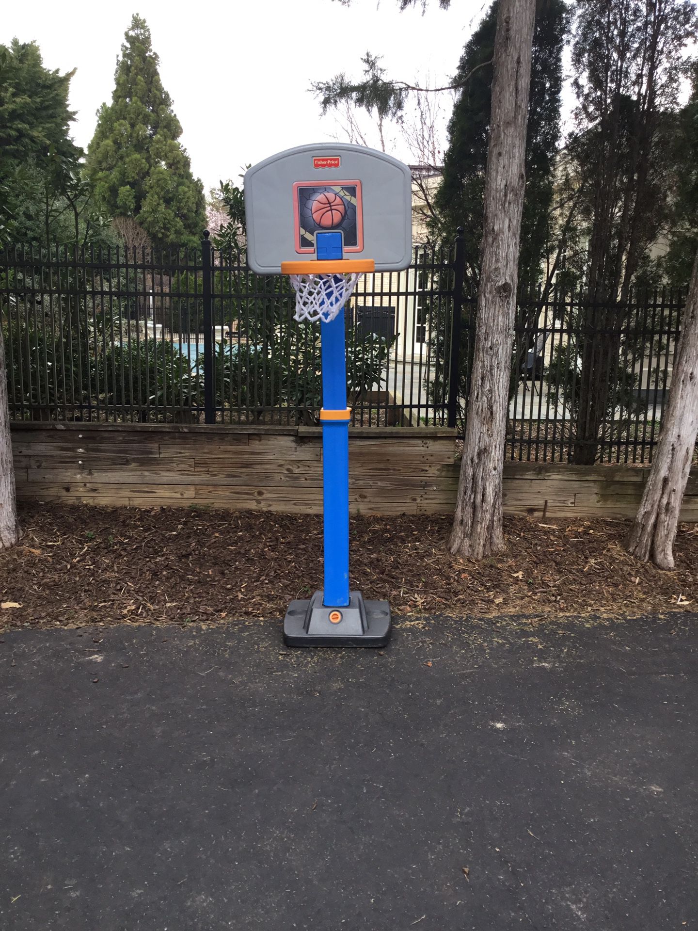 Fisher Price children’s basketball net, adjusts to 4 feet, 5 feet or 6 feet