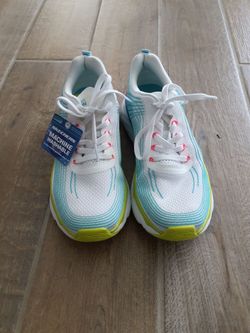 NEW Sketchers Max Cushioning Women's Sneakers Size 9 REG PRICE $60