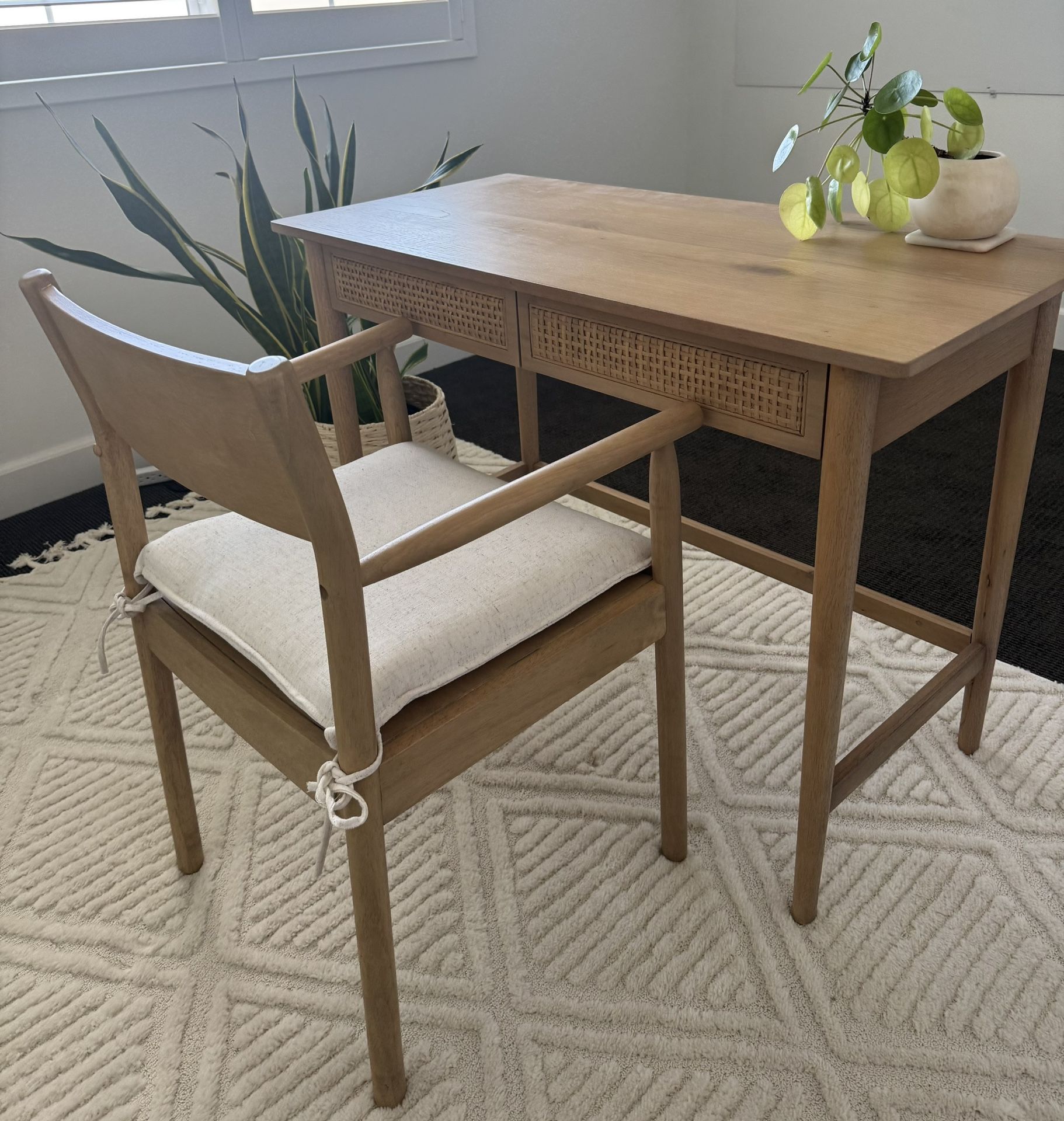 Computer/Writing Desk And Chair (includes Rug) 