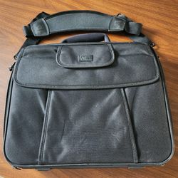 Case Logic Laptop Computer  Shoulder Bag w/Strap. Business Briefcase. Excellent condition. 