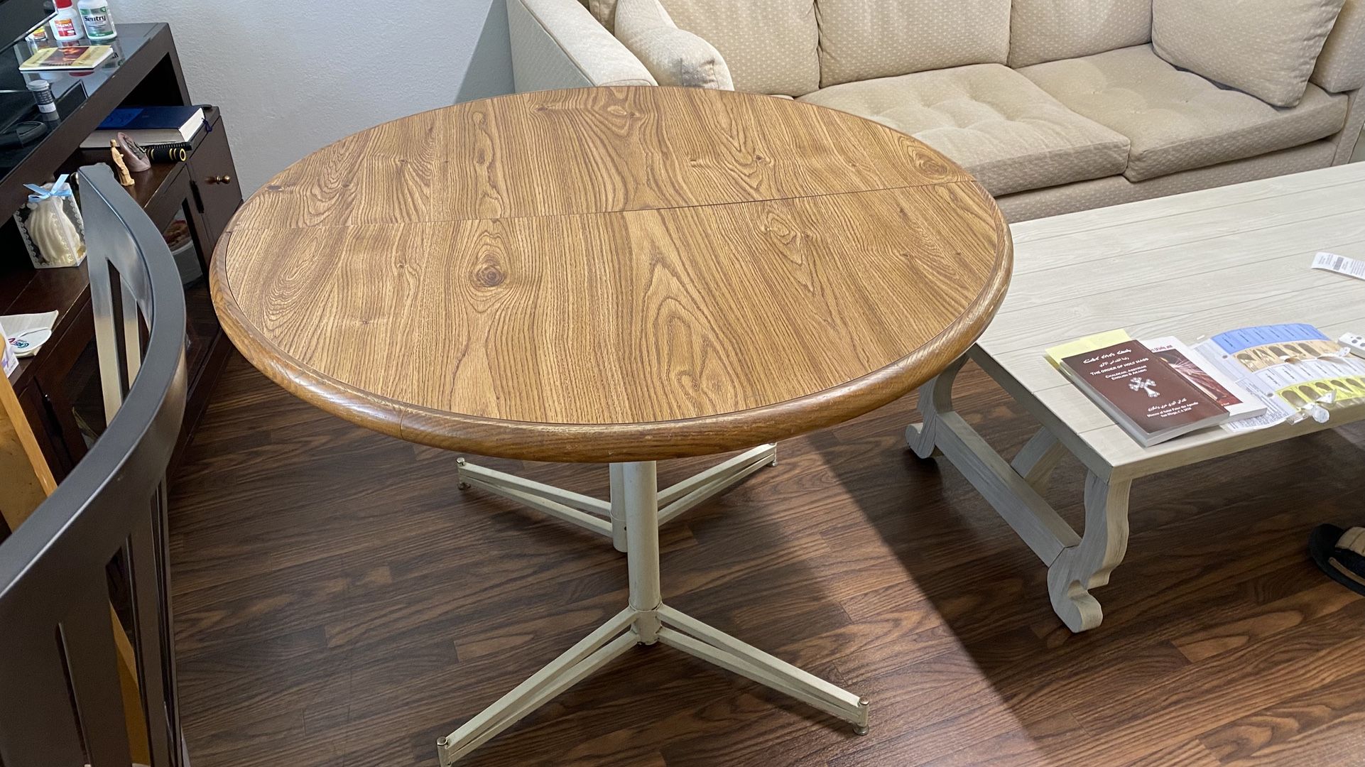 Round dining table