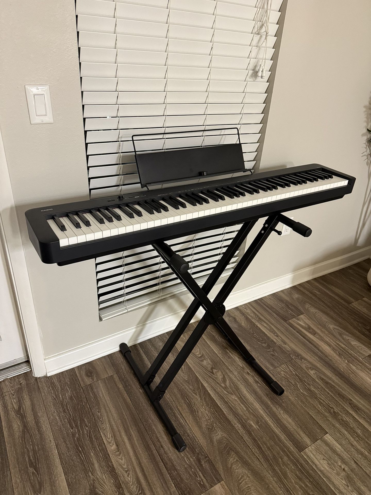 Casio Keyboard CDP-S100 (like new barely used) with stand
