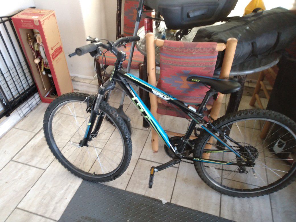 Gt mountain bike. Shifter broke easy fix tires just need. Air. Cost 350. I selling for145 or trade for ipad. And some cash.