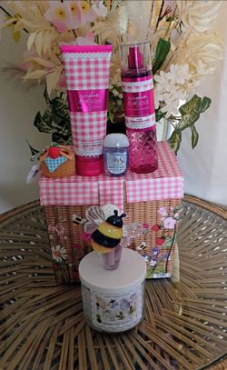 Bath and Body Works Picnic Basket set