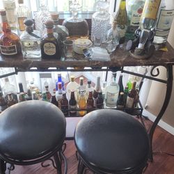 Bar with 2 stools