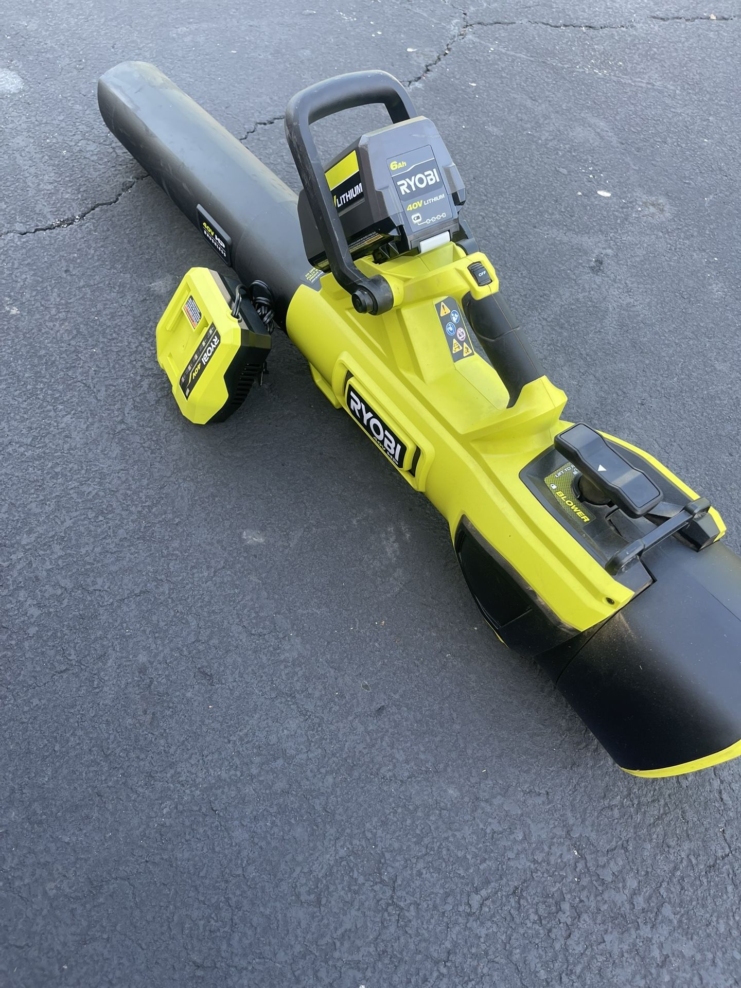 RYOBI 40V HP Brushless Whisper Series 190 MPH 730 CFM Cordless Battery Jet Fan Leaf Blower with (1) 4.0 Ah Batteries & Charger