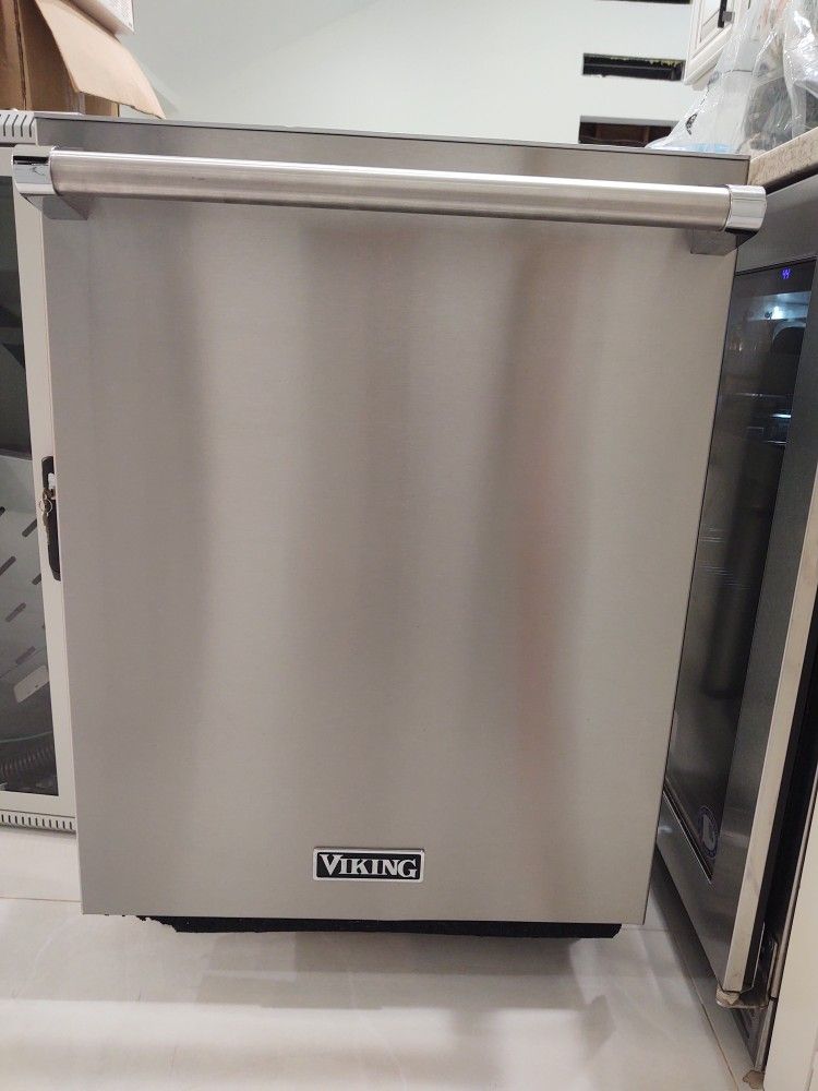 Viking Dishwasher VDWU524SS