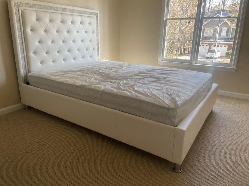 💎 UPHOLSTERED 5FT CRYSTAL BED FRAME! QUEEN $335! KING $385!