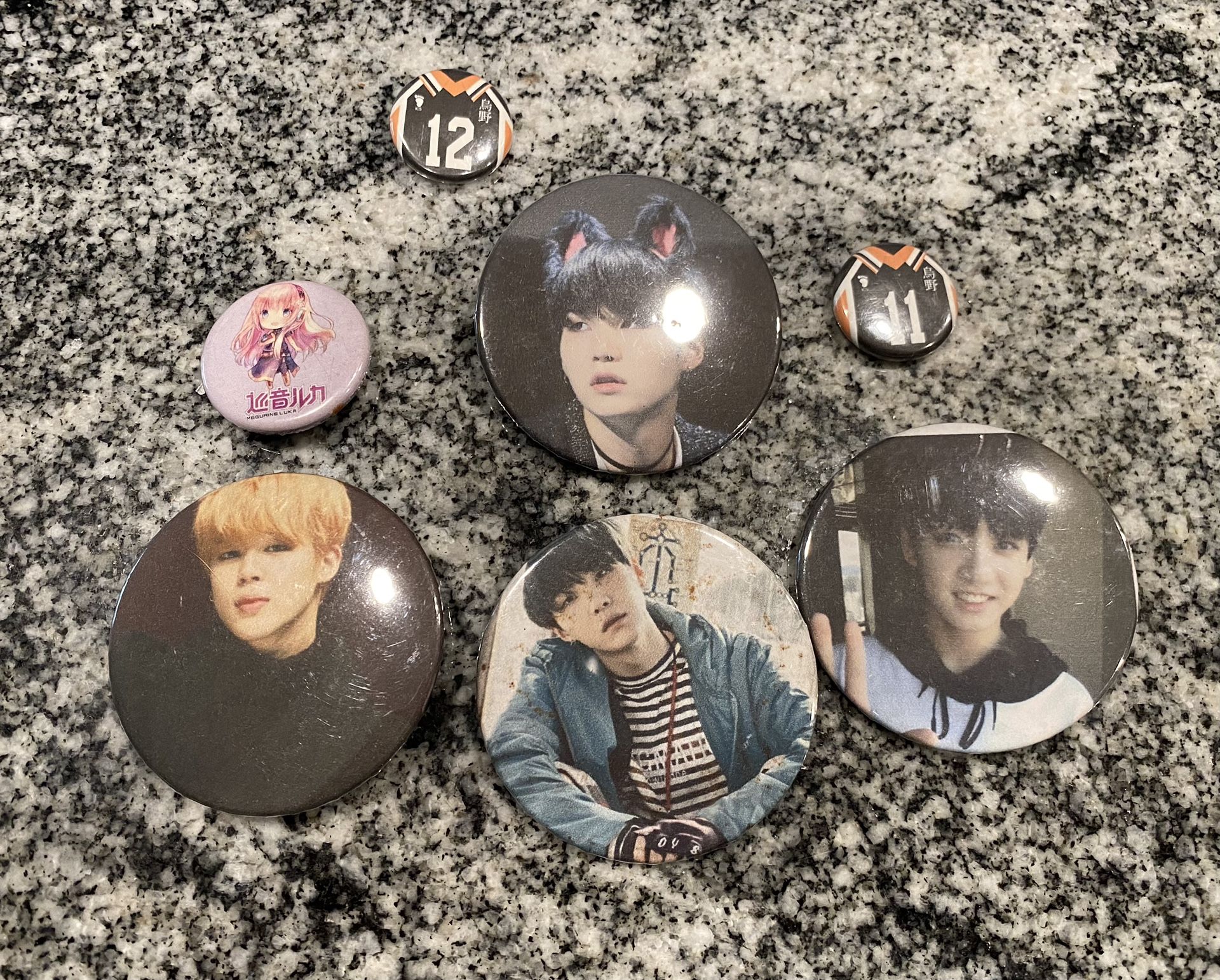 K-pop Button/pin Assortment. 7 Pcs Total. The Smallest Is 1” & The Largest Is 2.25” Diameter.