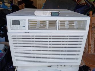 Air conditioner 18000 BTU has a 220 plug ,small one