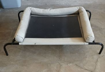 Elevated dog bed