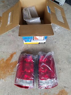NEW OEM FACTORY SATURN VUE 02-05 stock tail lights lamps $80