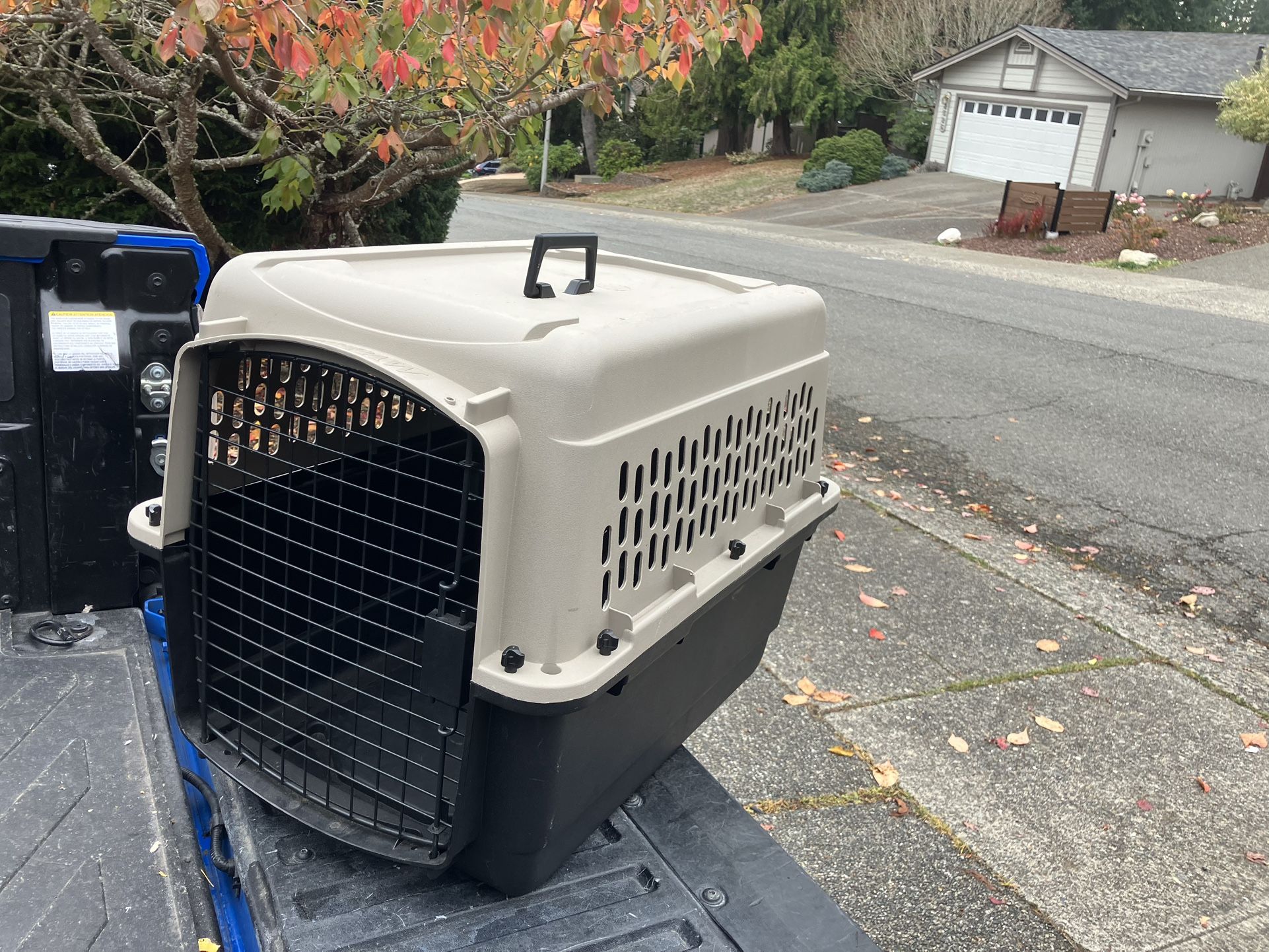 Medium Dog Kennel Crate Carrier Airline Approved like New 28” L by 20” W by 20”