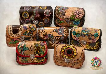 Bolso Artesanal de piel grabada y pintada amano.