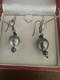 Grey pearl earrings from Tahiti