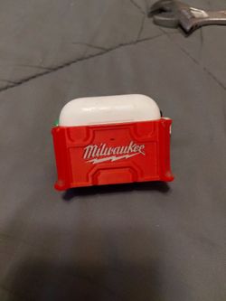 Milwaukee airpods pro 3