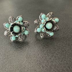 Vintage silver flower turquoise earrings screw on  In good condition