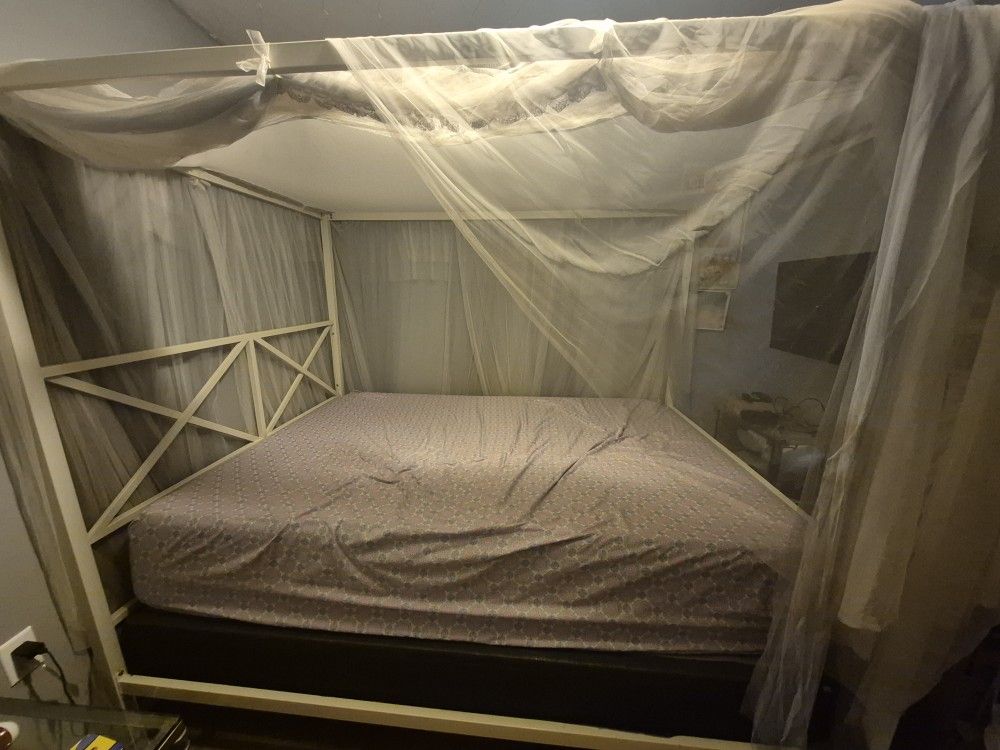 Queen Size Canopy Bed