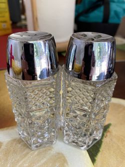 Vintage Glass Salt And Pepper Shakers With Plastic Top ( Wexford , Anchor Hocking )
