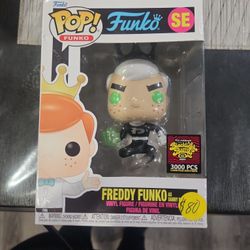 FREDDY FUNKO
VINYL FIGURE/FIGURINE EN FIGURA DE VINIL
$80