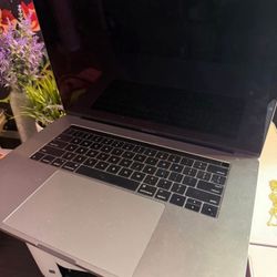 MacBook Pro 15” 2016 - Model A1707 - 2.9GHz Intel Core i7 - 16GB